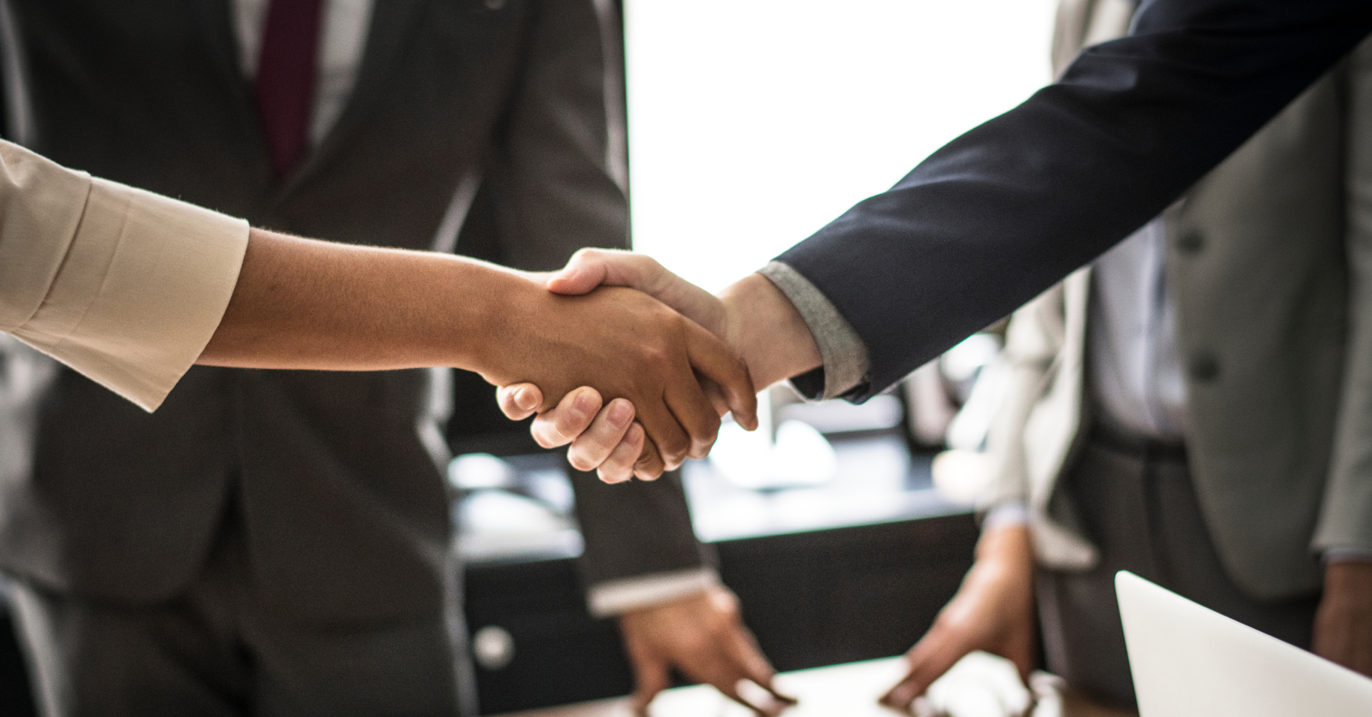 Imagen de dos personas saludandose