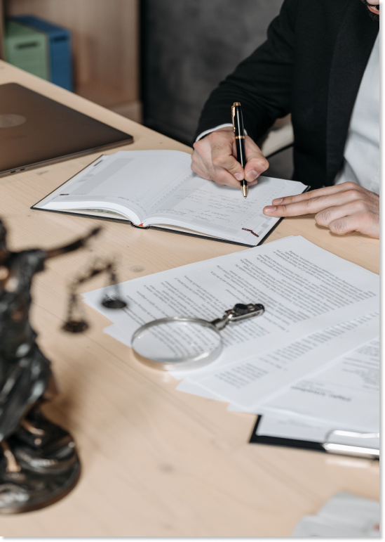 Imagen de una persona escribiendo