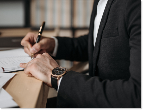 Imagen de una persona escribiendo en una mesa